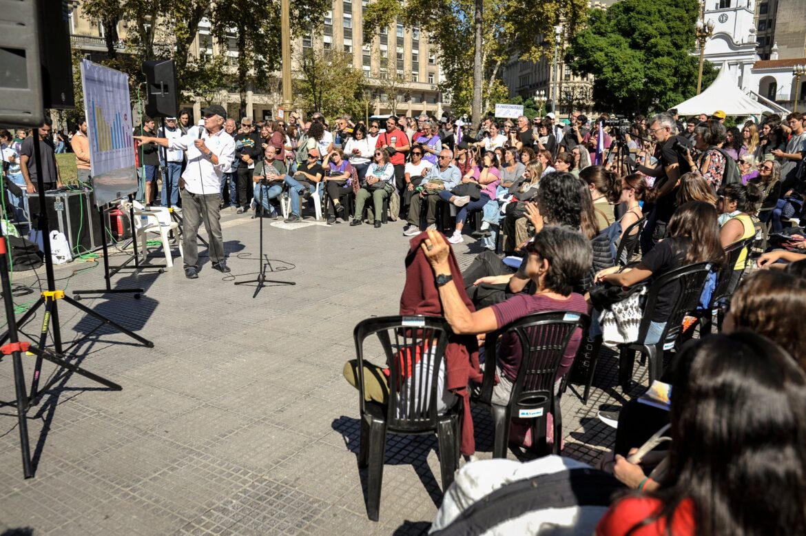 Una plaza convertida en aula: la comunidad universitaria desafía el ajuste con ciencia y memoria en el corazón porteño