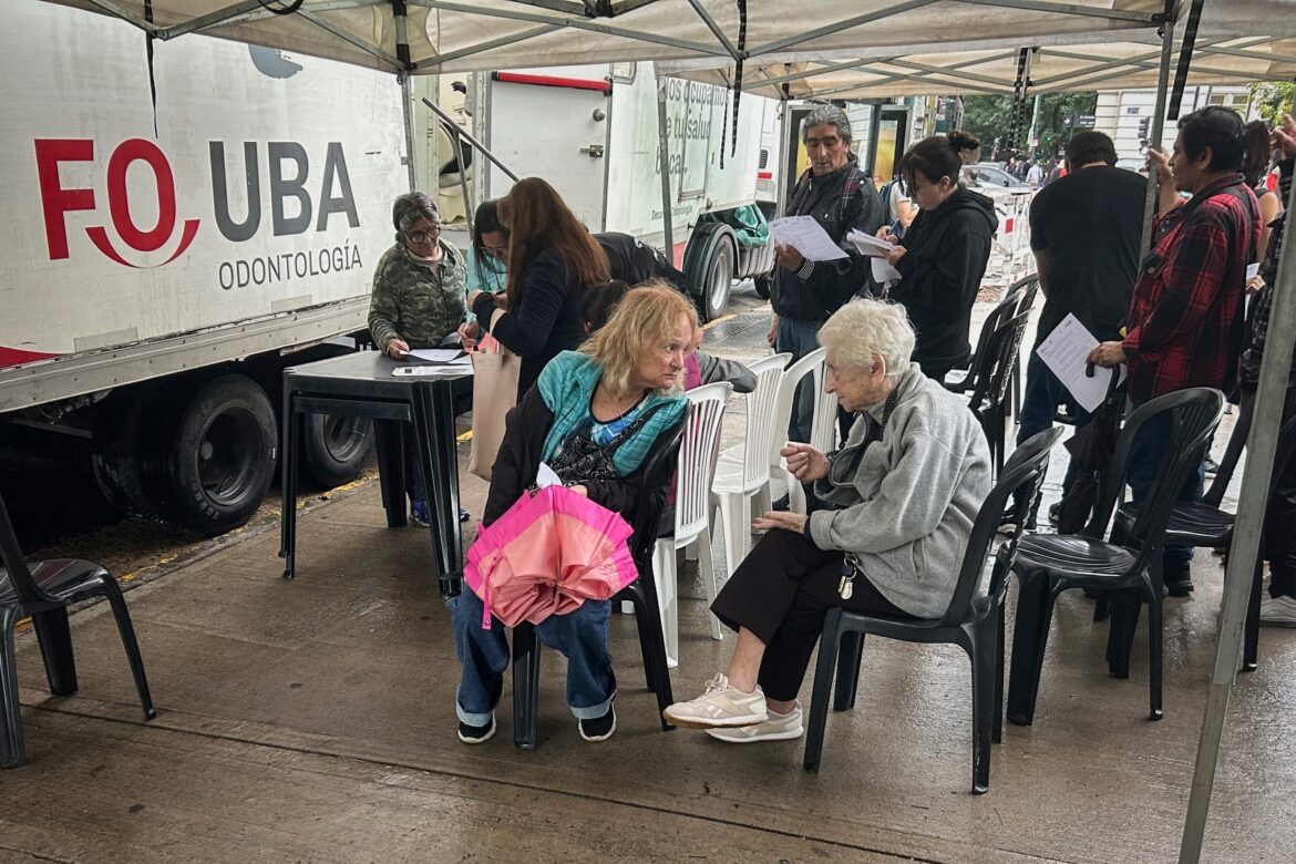 Bajo la lluvia y contra el ajuste: los consultorios callejeros que se transformaron en emblema de la protesta universitaria
