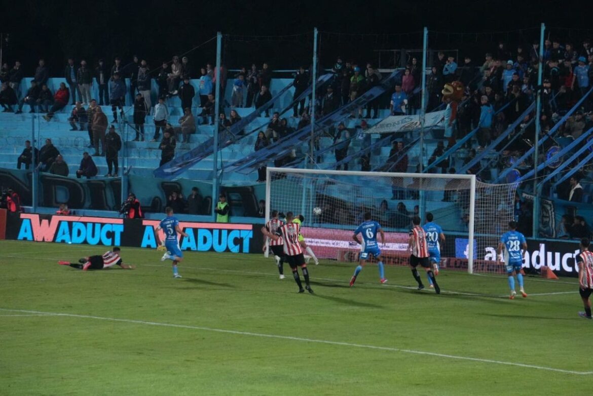 El dominio sin contundencia vuelve a condenar a Estudiantes de Río Cuarto: cayó ante Barracas Central en un partido marcado por la eficacia visitante