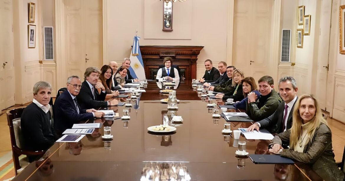 El bolsillo dividido: funcionarios de alto rango disfrutan aumentos de tres dígitos mientras asalariados comunes sobreviven con magras recomposiciones