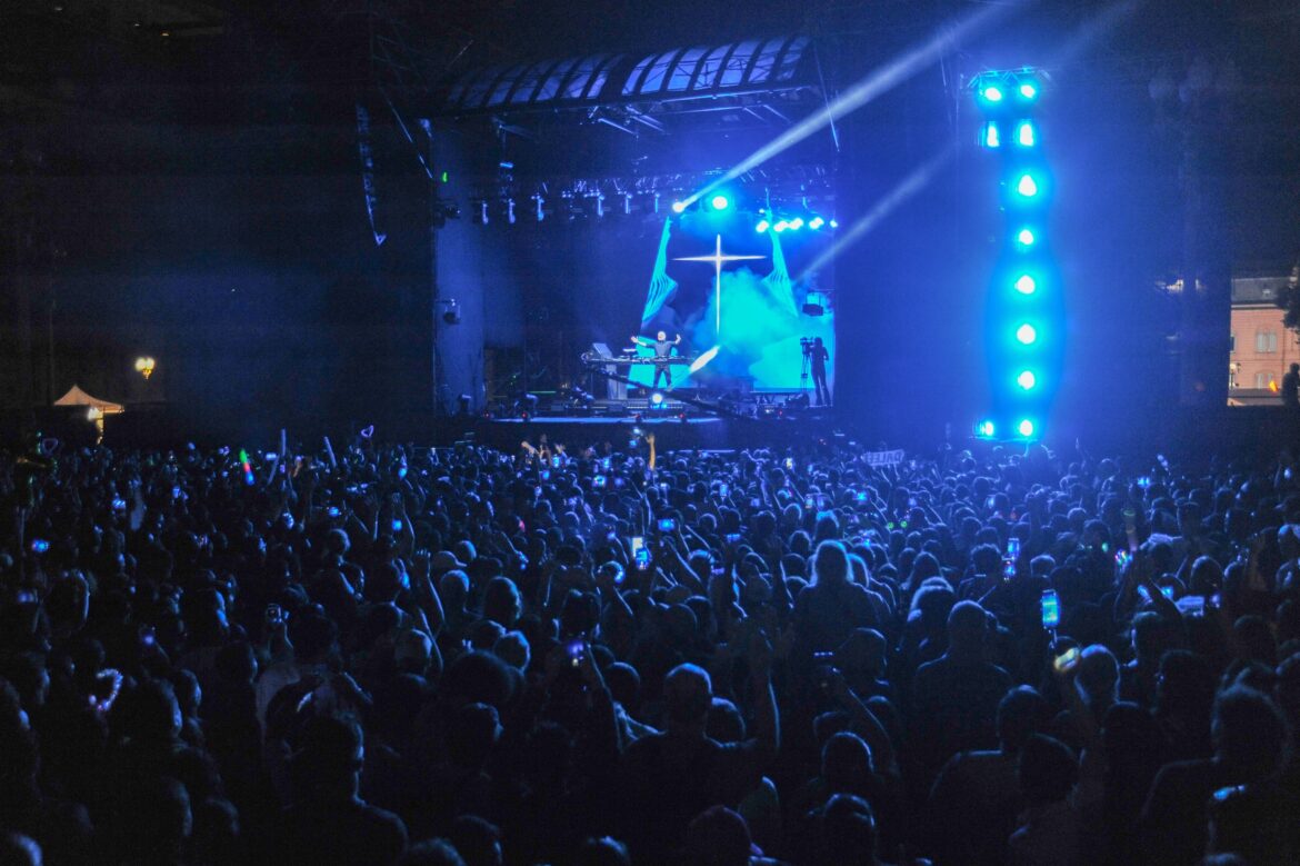 Éxtasis divino y electrónico: una multitud colmó Plaza de Mayo en un homenaje al Papa Francisco con el cura DJ Guilherme Peixoto como protagonista