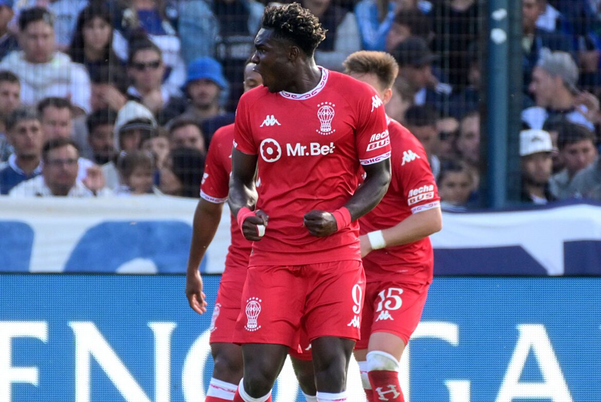 La eficacia visitante castigó al Lobo en el Bosque: Huracán fue contundente y se llevó una victoria abultada