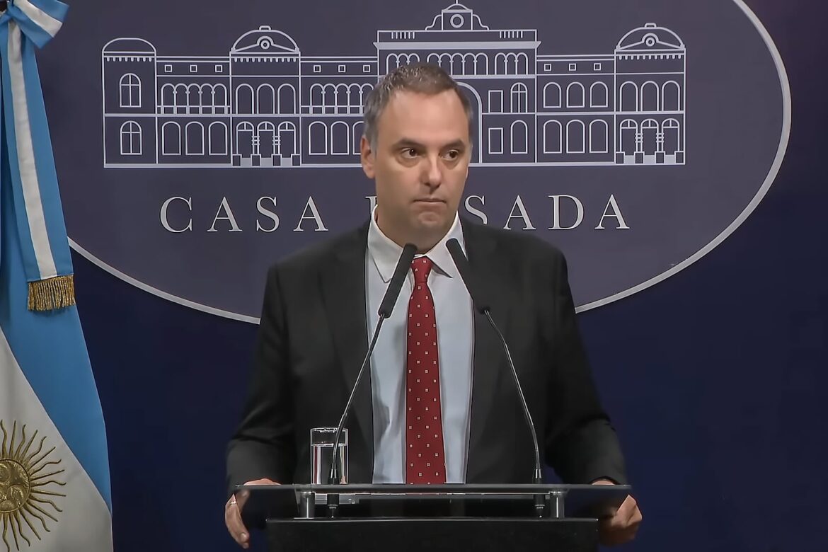 La Justicia archiva una causa contra la cónyuge de Adorni por el vuelo oficial a Nueva York mientras persisten las pesquisas por el patrimonio del funcionario