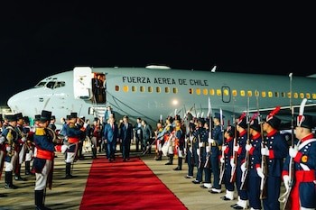 Bajo un diseño estratégico de triple impacto, el Gobierno lanza una ofensiva simultánea en exteriores, gestión interna y el Congreso