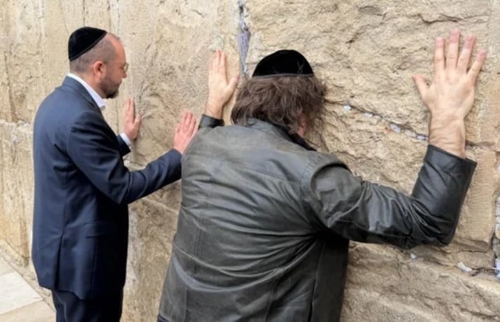 El líder argentino Javier Milei aterriza en Israel y se postra ante el Muro de los Lamentos en el marco de una gira signada por la tensión bélica