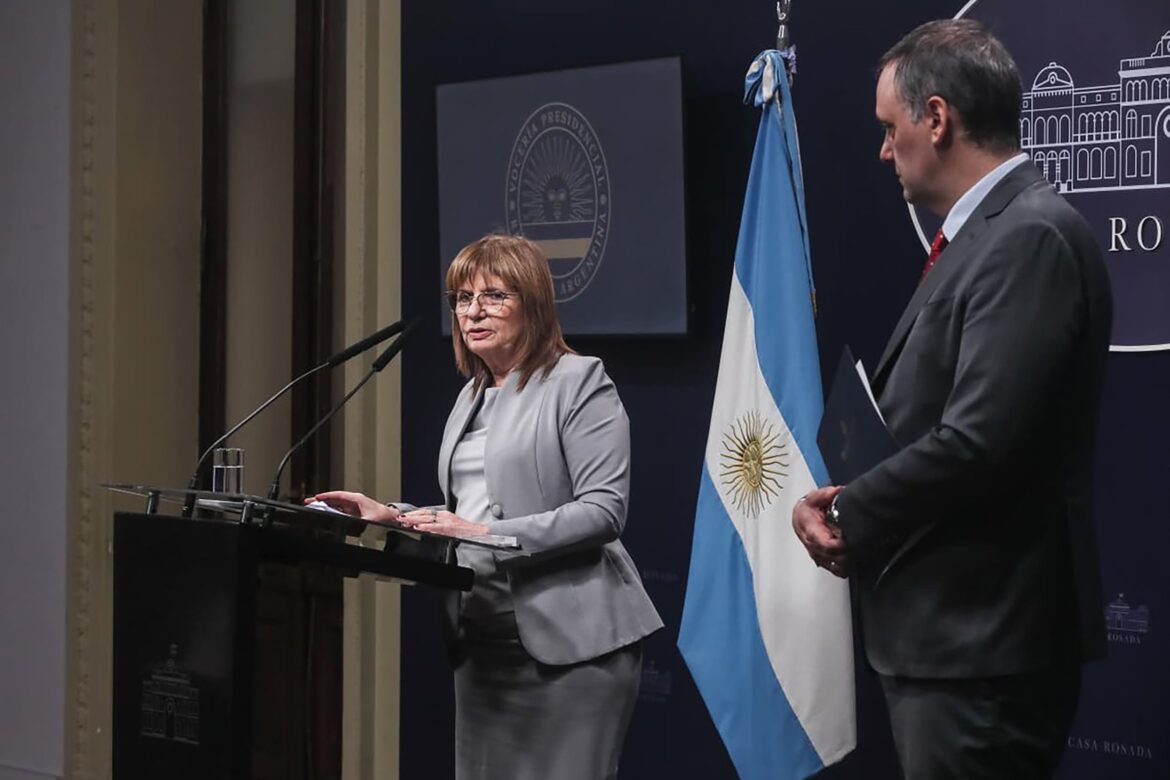La silueta de Adorni se resquebraja en el escenario oficialista mientras Bullrich aguarda sin moverse su oportunidad