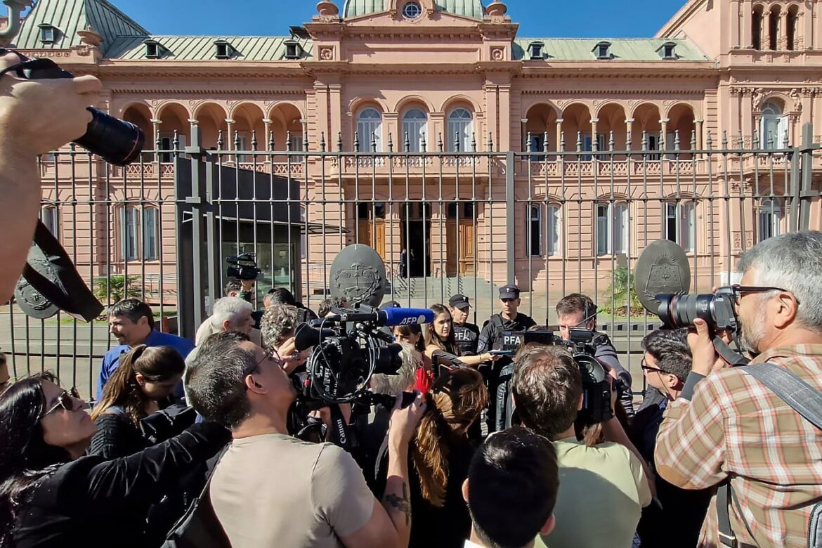El gobierno de Javier Milei expulsa a la prensa de Casa Rosada y blinda el acceso durante la visita de un polémico magnate tecnológico
