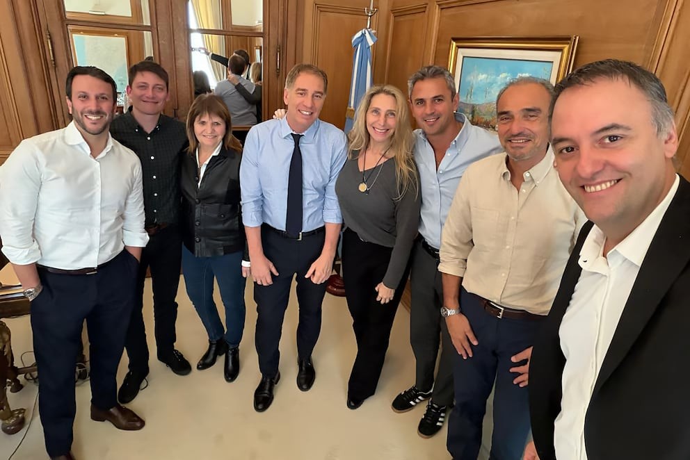 Entre silencios y simulacros: el Gobierno escenifica su respaldo a un Adorni acorralado por denuncias y la Justicia