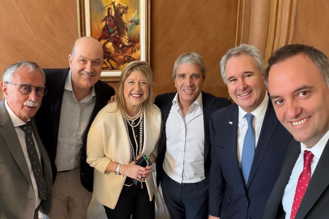 La coraza oficialista: solo los hermanos Milei sostienen a un Adorni acorralado por denuncias y siluetas que acechan su recambio