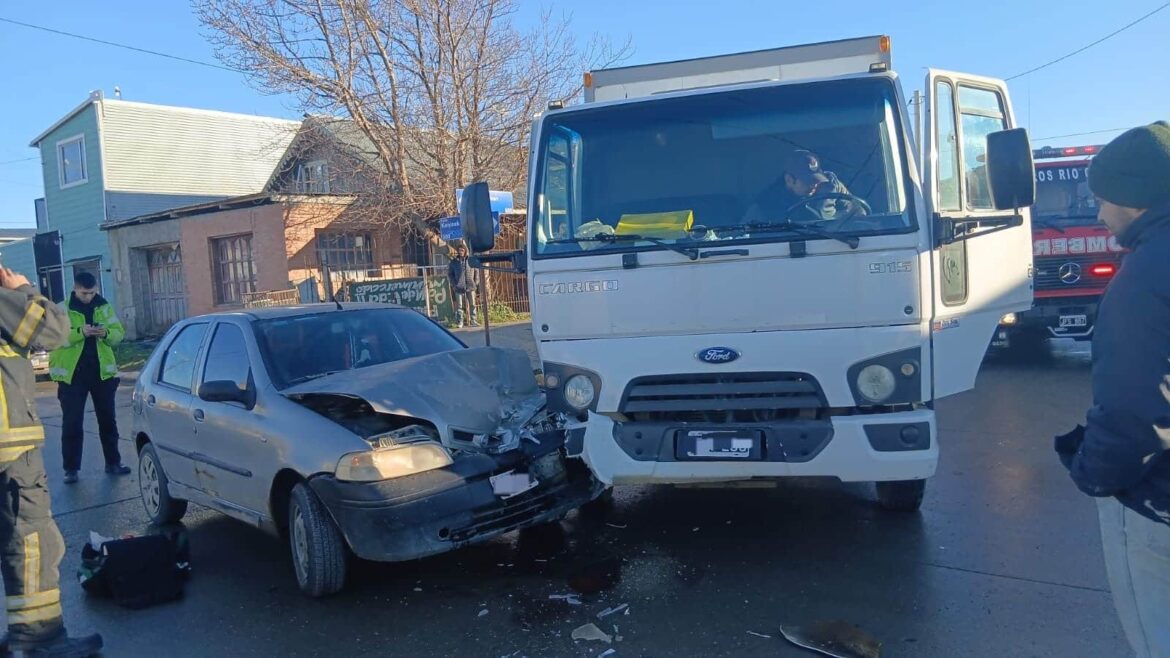 Colisión en el cruce de Keninek y Hoiken: un automovilista fue derivado al nosocomio local