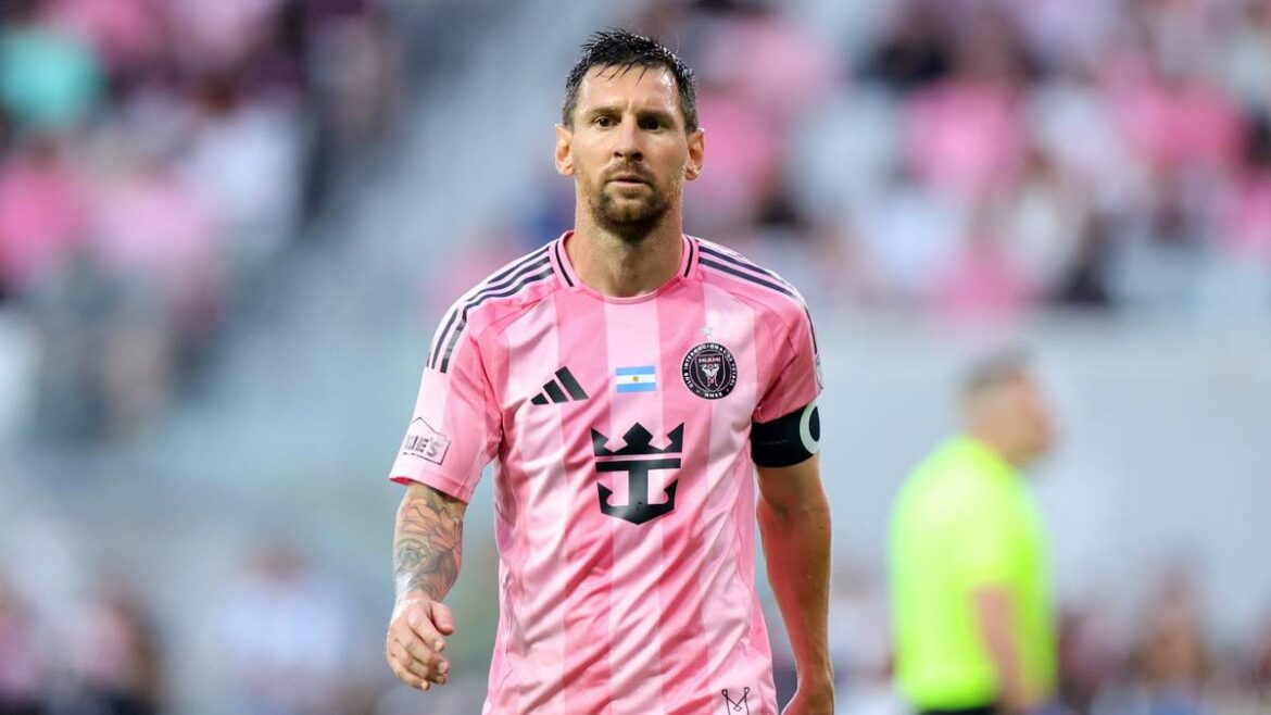 Preocupación mundial a menos de un mes del certamen: Messi sintió una molestia y abandonó el terreno de juego antes del final