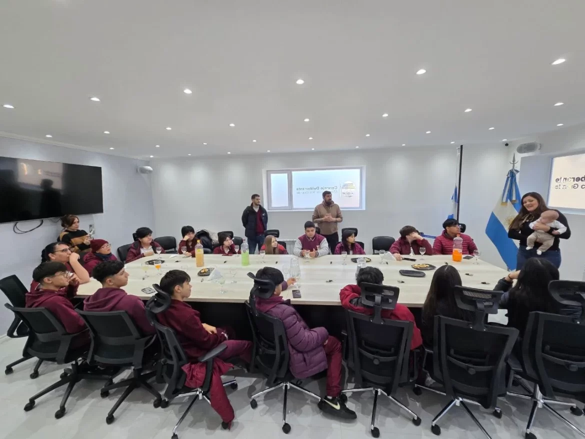Alumnos del Colegio JIF visitaron el Concejo Deliberante y conocieron su funcionamiento