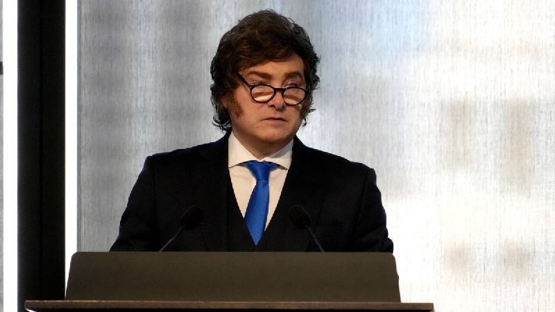 El Presidente desactiva la tensión oficialista y respalda a Caputo tras las acusaciones a Menem