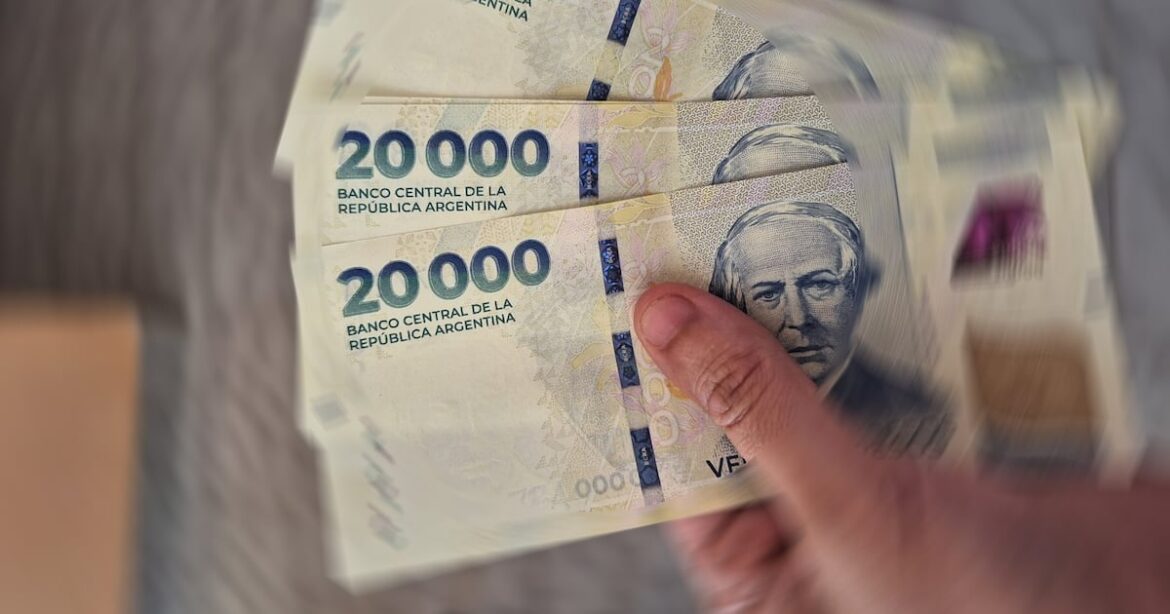 La grieta salarial que parte al país en dos: un mismo día de trabajo rinde el doble en capital que en el norte