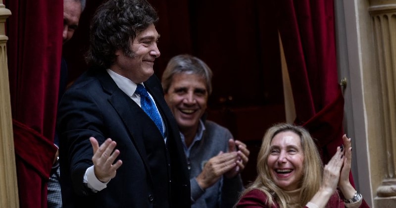 El presidente reafirma su respaldo a Adorni en medio de la tormenta política y viaja a Estados Unidos con fondos públicos