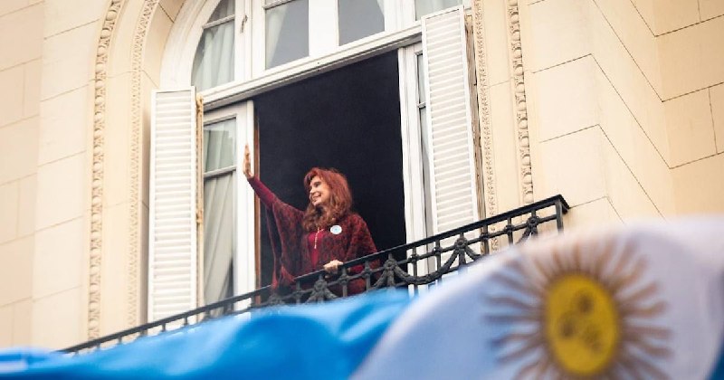 Bajo el icónico balcón de San José 1111, una multitud fervorosa reclamó justicia para Cristina Fernández en una jornada patria de movilización y memoria