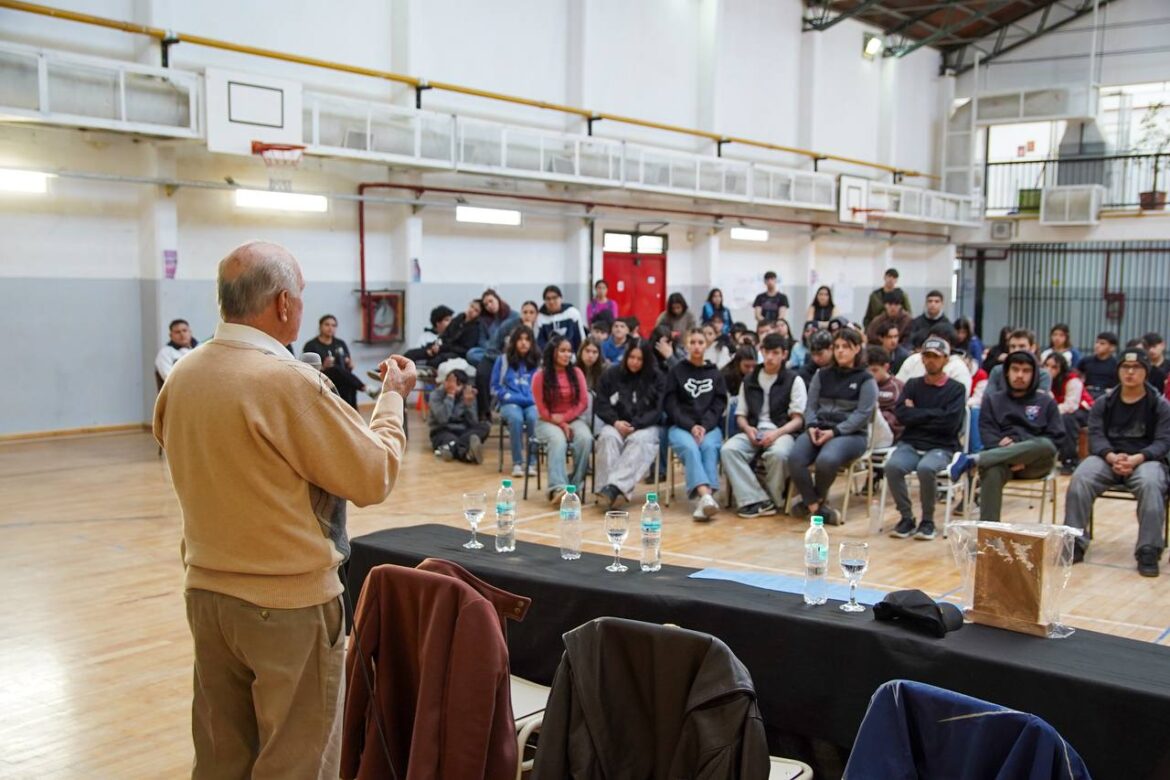 Estudiantes del Trejo Noel compartieron una charla testimonial sobre Malvinas junto al Capitán “Cacha” Arca