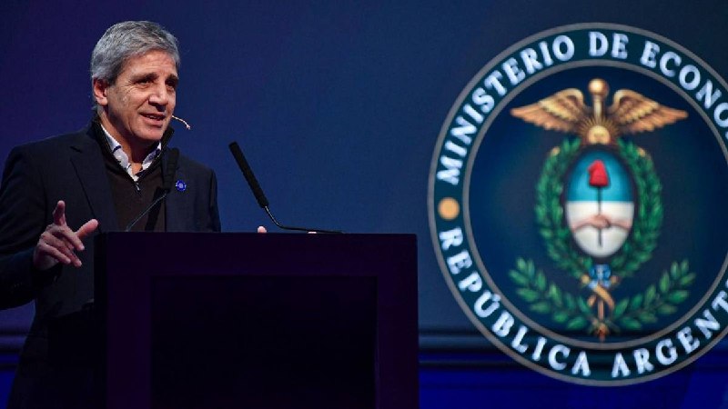 Caputo rechaza mostrar “empatía” para no validar a la prensa y anticipa una holgada reelección de Milei en 2027
