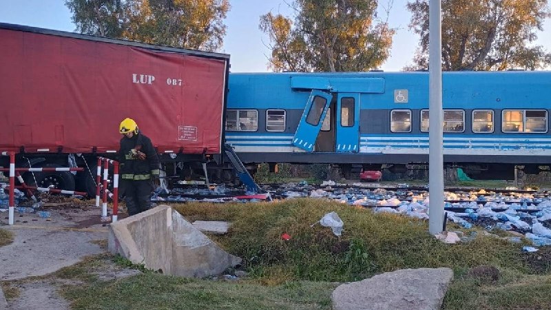 Violento impacto entre una formación del San Martín y un camión de agua envasada paralizó el ramal en Pilar