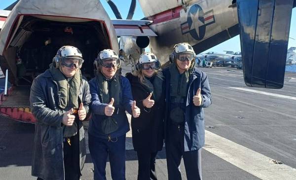 Milei abordó un portaaviones estadounidense frente a la costa bonaerense y profundizó su alineamiento internacional