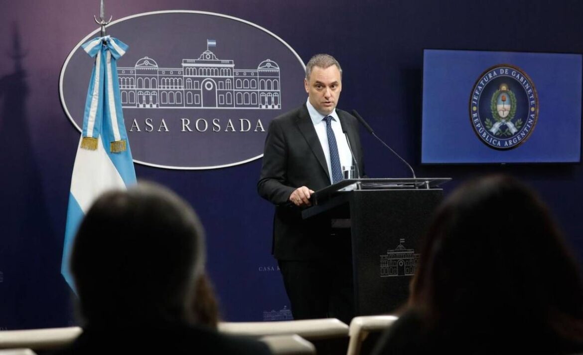 Adorni esquiva desmentir los sobresueldos en el Ejecutivo y la prensa ingresa con nuevas trabas a Casa Rosada