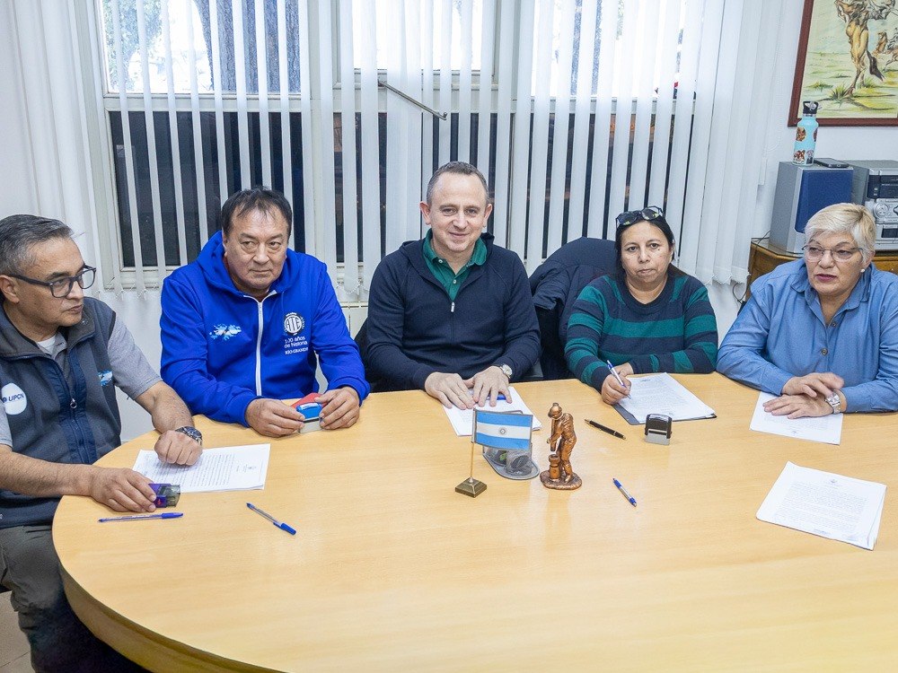 EL MUNICIPIO ACORDÓ CON GREMIOS UN 4,5% DE AUMENTO Y ELEVA EL PISO SALARIAL A 1.200.000 PESOS