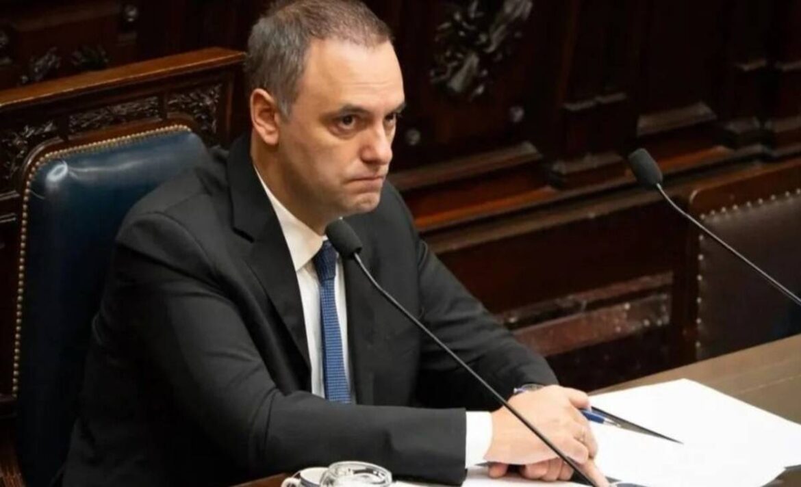 Escándalo en el Gabinete: Millonarias refactorías en dólares y pagos en efectivo salpican a Manuel Adorni
