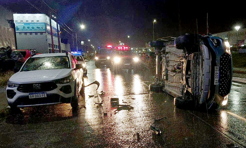 Violento vuelco en el cruce de Obligado e Islas Malvinas: un conductor de 69 años resultó ileso tras impactar contra un auto estacionado