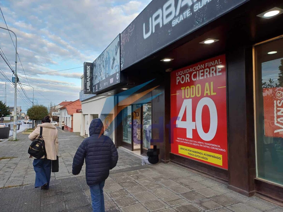 La crisis golpea al comercio fueguino: cierra sus puertas el histórico local Urban Mix en Río Grande
