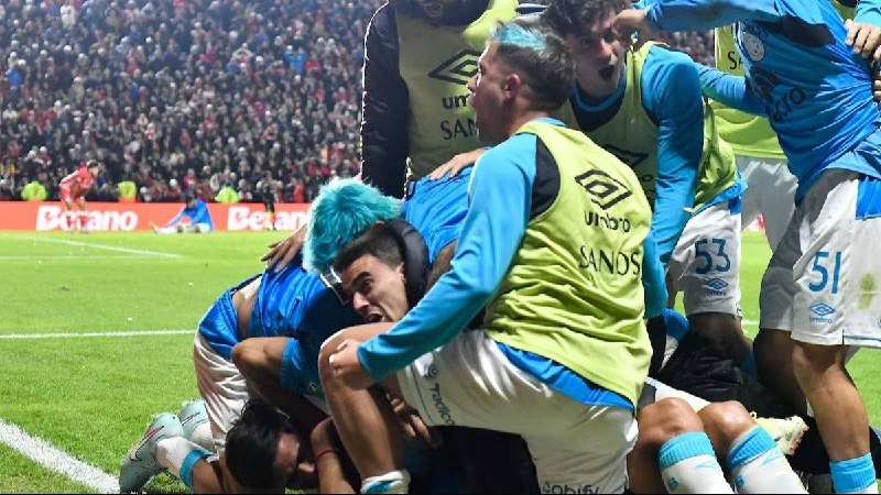 Bajo el cielo de La Paternal, Belgrano escribe una epopeya y se gana el derecho a soñar con la estrella