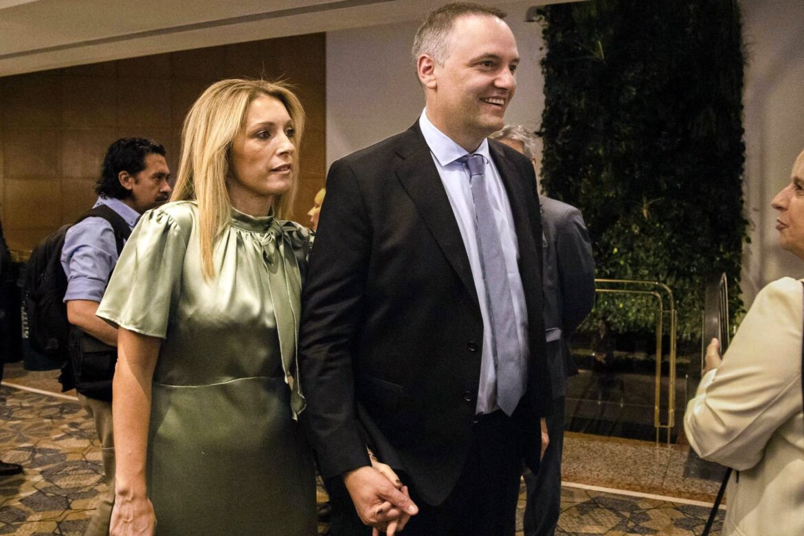 Nuevas revelaciones sacuden la gestión de Adorni: la custodia asignada a su pareja opera como servicio personal de compras, esparcimiento y belleza