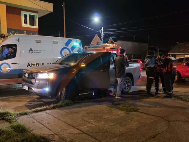 Grave siniestro vial en el barrio Mutual: una joven peatón fue embestida por una camioneta y resultó con lesiones leves