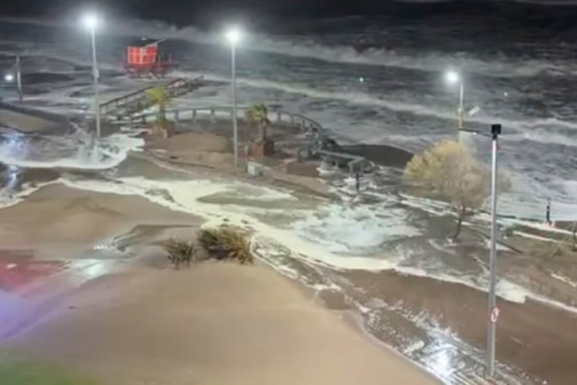 Temporal implacable azota la costa bonaerense: destrucción, rescates arriesgados y un fenómeno insólito de espuma marina
