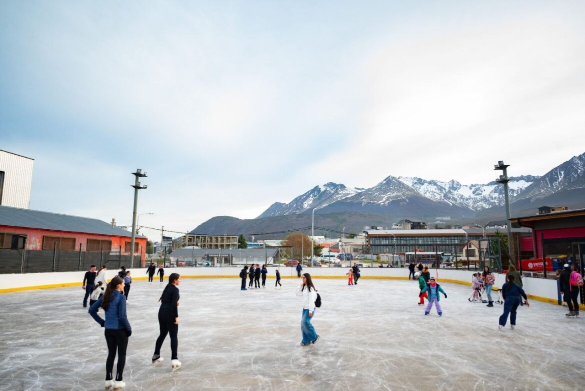 SE INAUGURÓ LA TEMPORADA DE LA PISTA DE HIELO “CARLOS TACHUELA OYARZÚN”