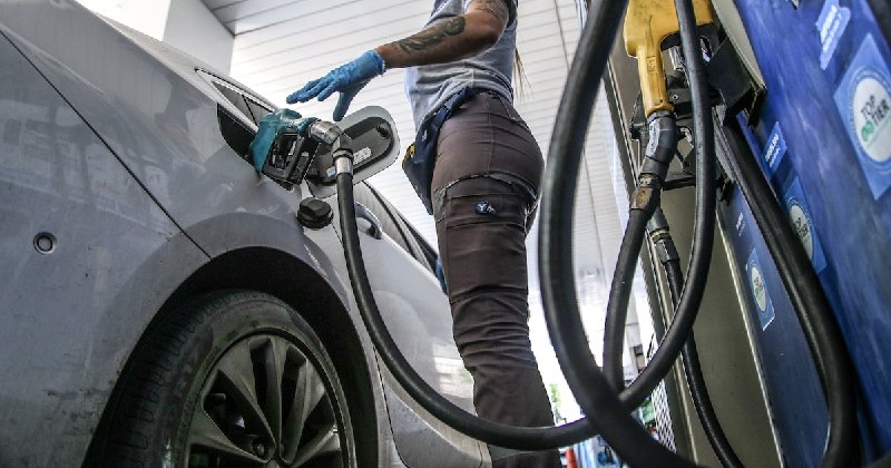 YPF aplicó un incremento del dos por ciento en sus combustibles pese a la postergación de impuestos oficiales