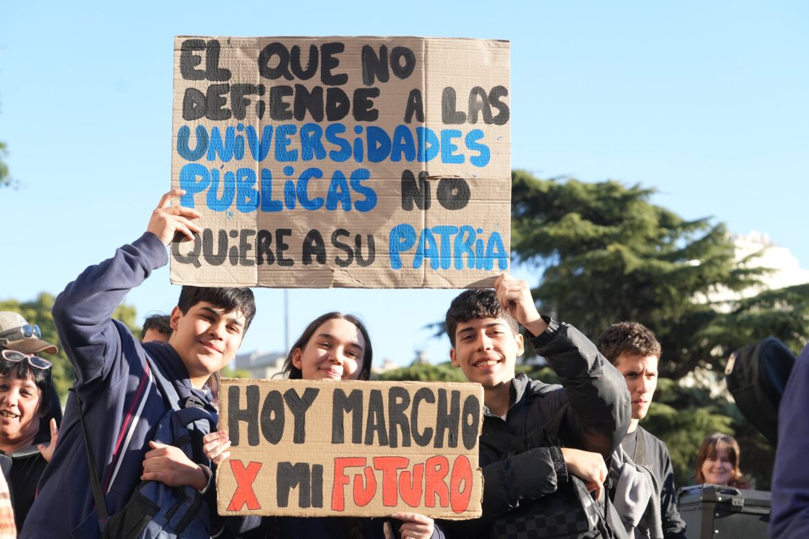 Bajo el ingenio de los carteles y un diluvio de consignas, la marea federal universitaria colapsó Buenos Aires con un único pedido: que se respete la ley