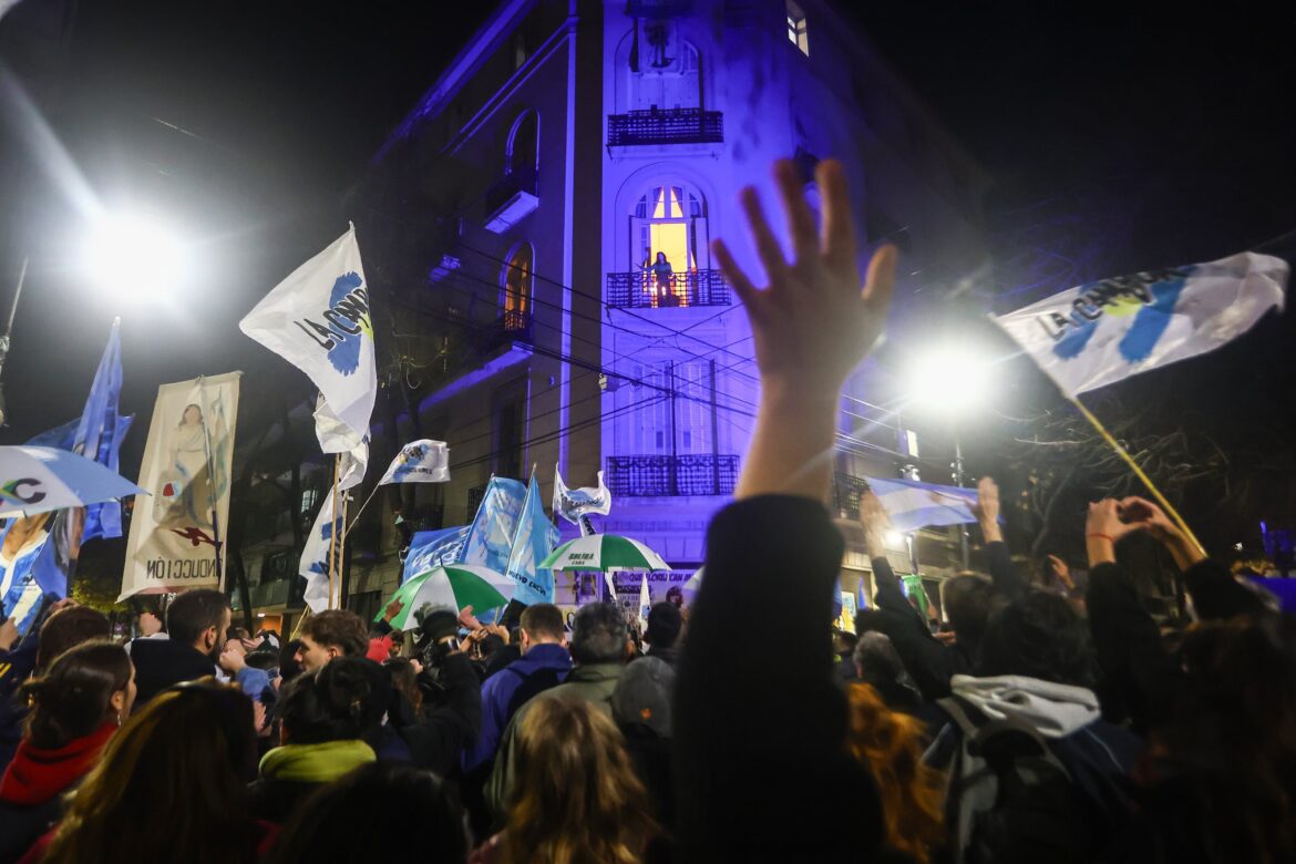 La histórica esquina peronista volvió a vibrar con un reclamo unánime: «Sin Cristina no hay movimiento»
