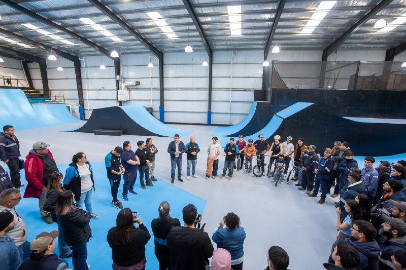 JUNTO A DEPORTISTAS Y FAMILIAS, PEREZ RECORRIÓ EL RENOVADO PARQUE MUNICIPAL DE DEPORTES URBANOS