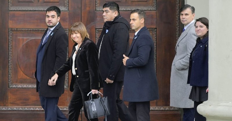 Danza de desencuentros: la compleja relación entre el riñón del poder y la veterana de las trincheras políticas