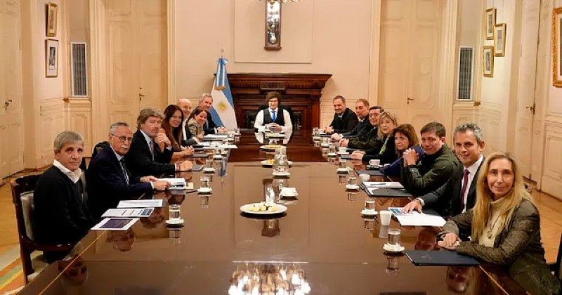 Bajo la lupa de una interna feroz: Milei convoca a su gabinete para intentar contener la crisis tras la semana más álgida de confrontaciones