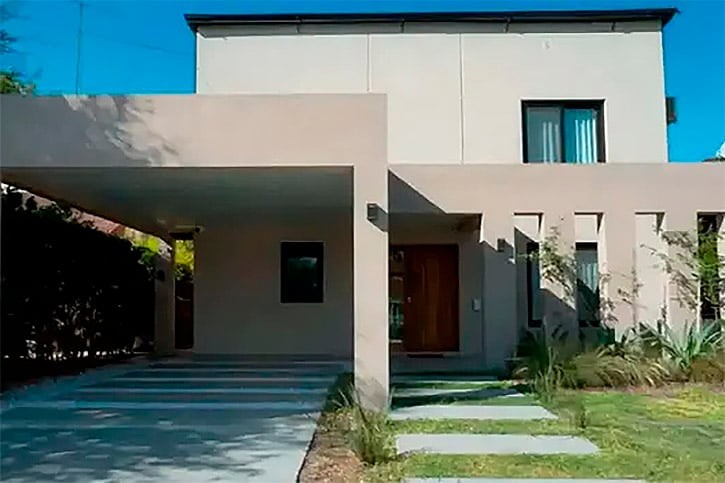 La huella del cash: los 21 mil dólares en efectivo que Manuel Adorni desembolsó por un alquiler transitorio en el exclusivo Indio Cua