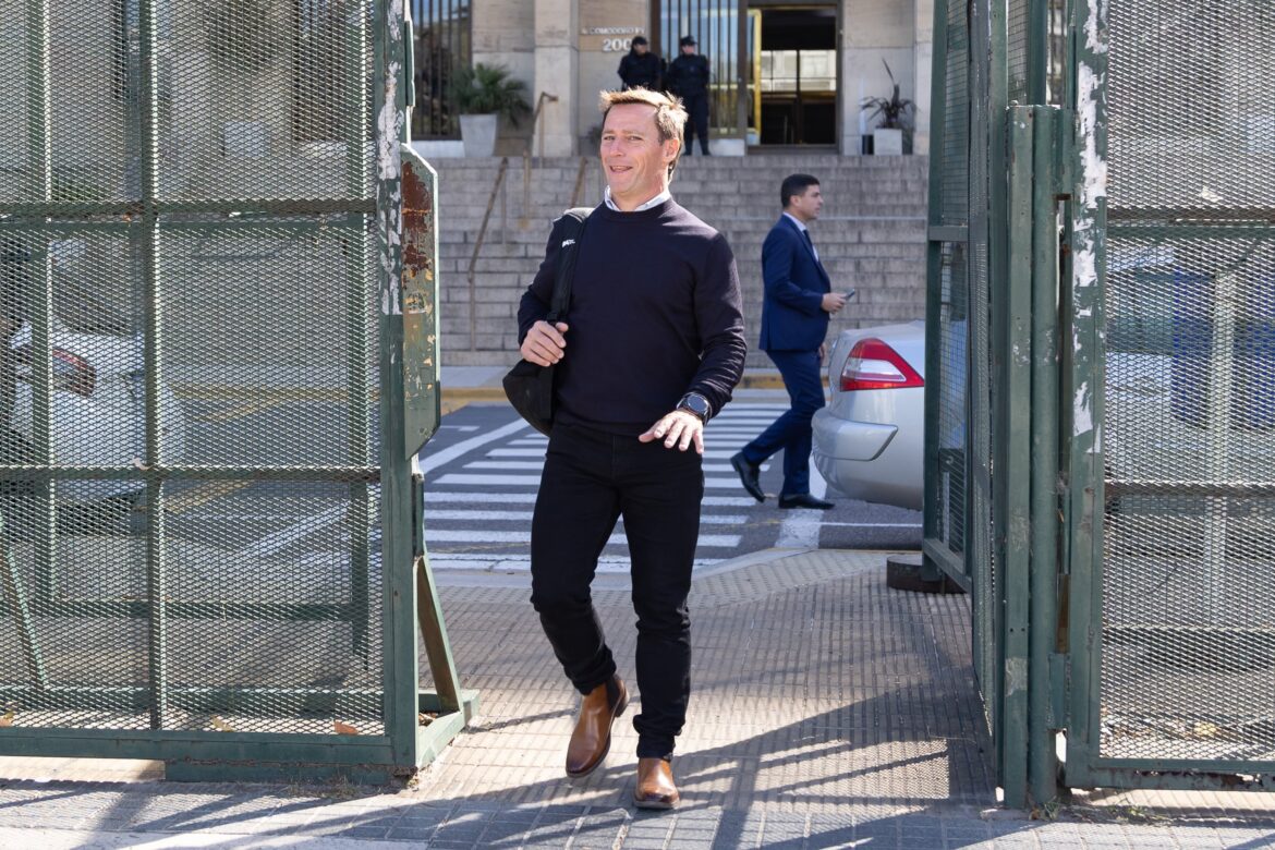 Escándalo en el Gobierno: el contratista de Adorni destapó una millonaria factura en negro y lujos excéntricos en la casa del exvocero
