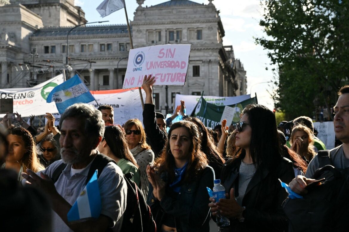 Multitudinaria protesta universitaria se prepara para sacudir al país en defensa de la educación pública