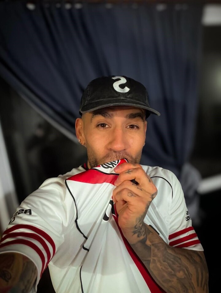 Otamendi cumplió el sueño de toda una vida: fue presentado en River y emocionó a los hinchas con una imagen que guarda desde su infancia