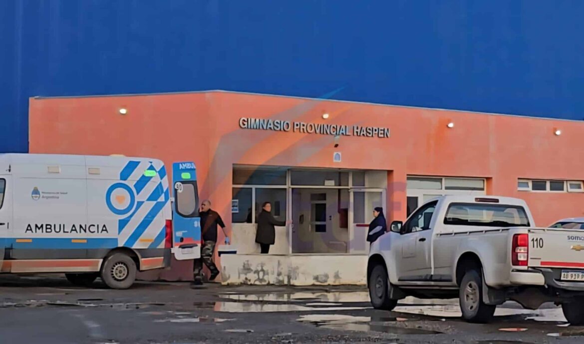 Drama en las alturas: un operario se fractura tras desplomarse desde el tejado de un colegio en Río Grande