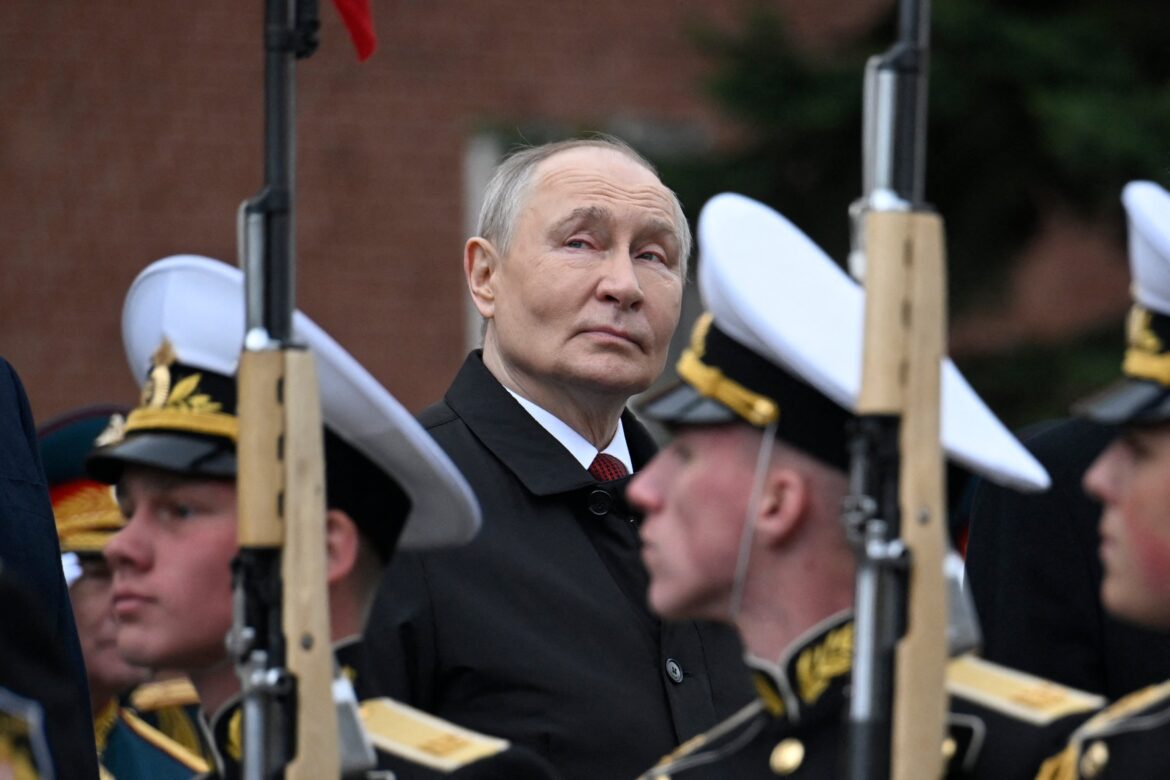 Putin declaró ante la Plaza Roja que el conflicto en Ucrania “se aproxima a su desenlace” mientras Moscú y Kiev se acusan mutuamente de rupturas de la tregua