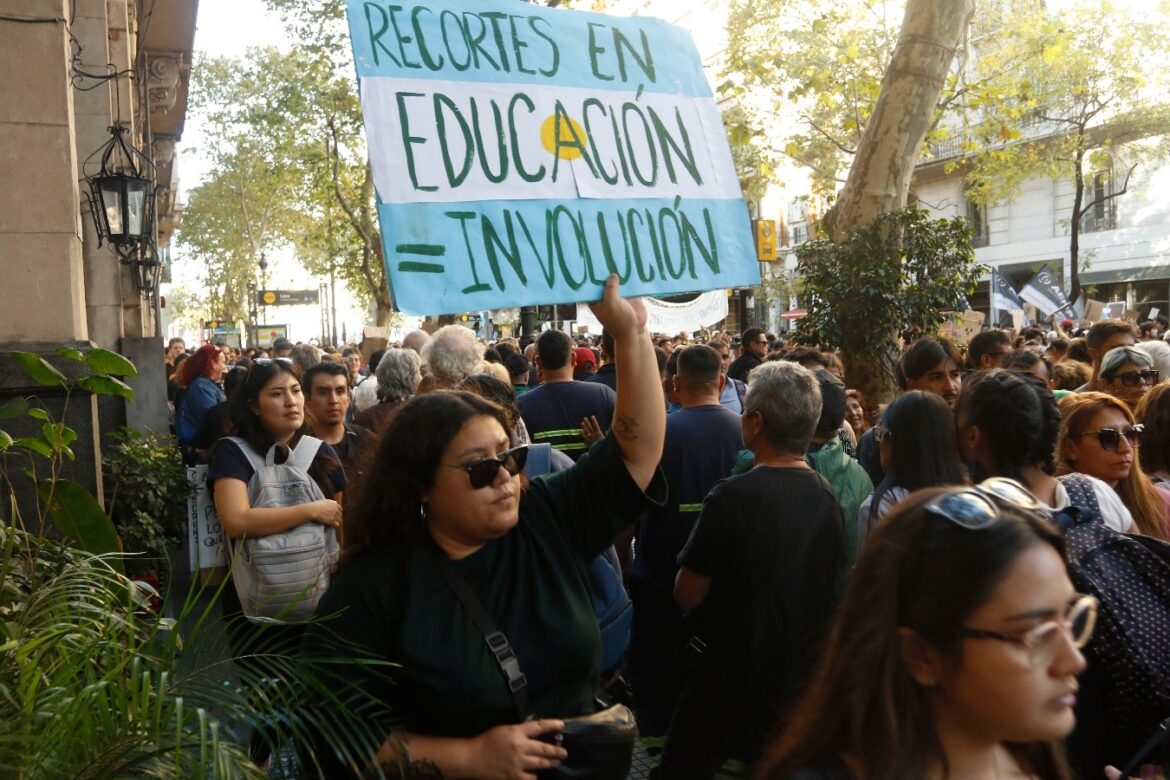La motosierra libertaria apunta al corazón de la ciencia y la educación: millonarios recortes en universidades y Conicet en la previa de la cuarta marcha federal