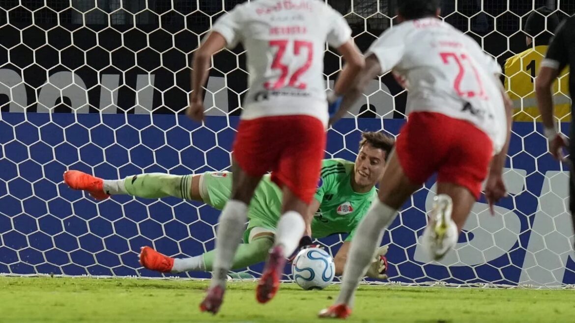 Triunfo agónico y carácter: River golpeó en el final y manda en su grupo