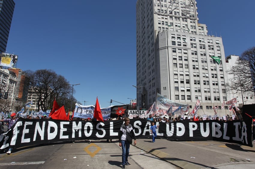 El bulldozer libertario desguaza la sanidad pública: más de 63.000 millones de pesos de ajuste profundizan la agonía de hospitales y programas oncológicos