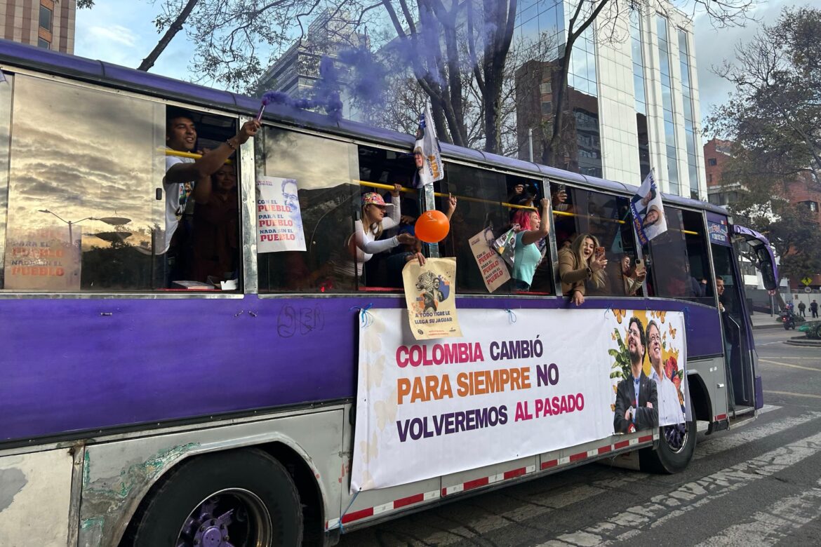 En las cumbres de Ciudad Bolívar, el voto se debate entre la continuidad social de Cepeda y la irrupción ultra de “El Tigre”
